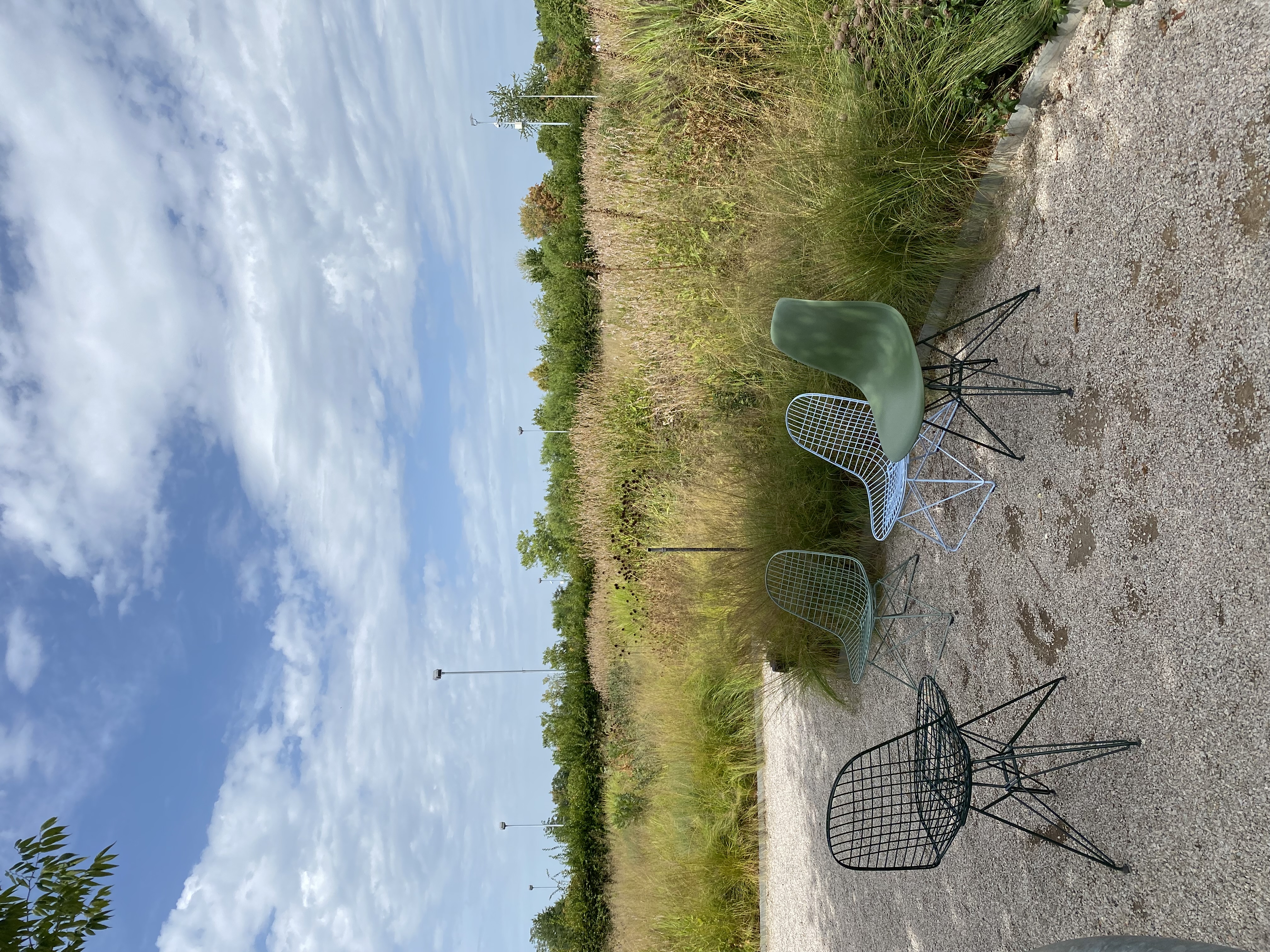 Vier St&uuml;hle im Gr&uuml;nen &mdash; Raum f&uuml;r Begegnung